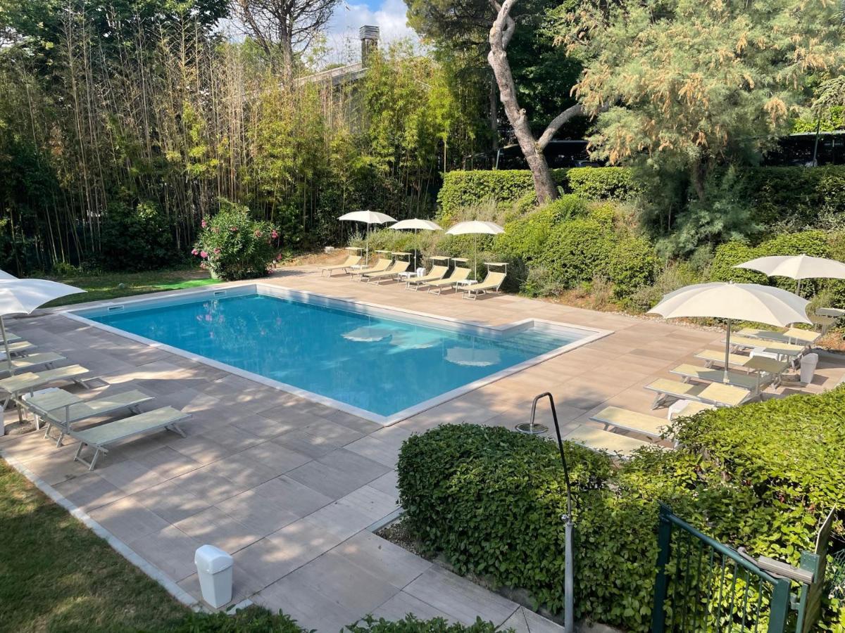 Residenze Al Colle Dei Pini Aparthotel Riccione Luaran gambar