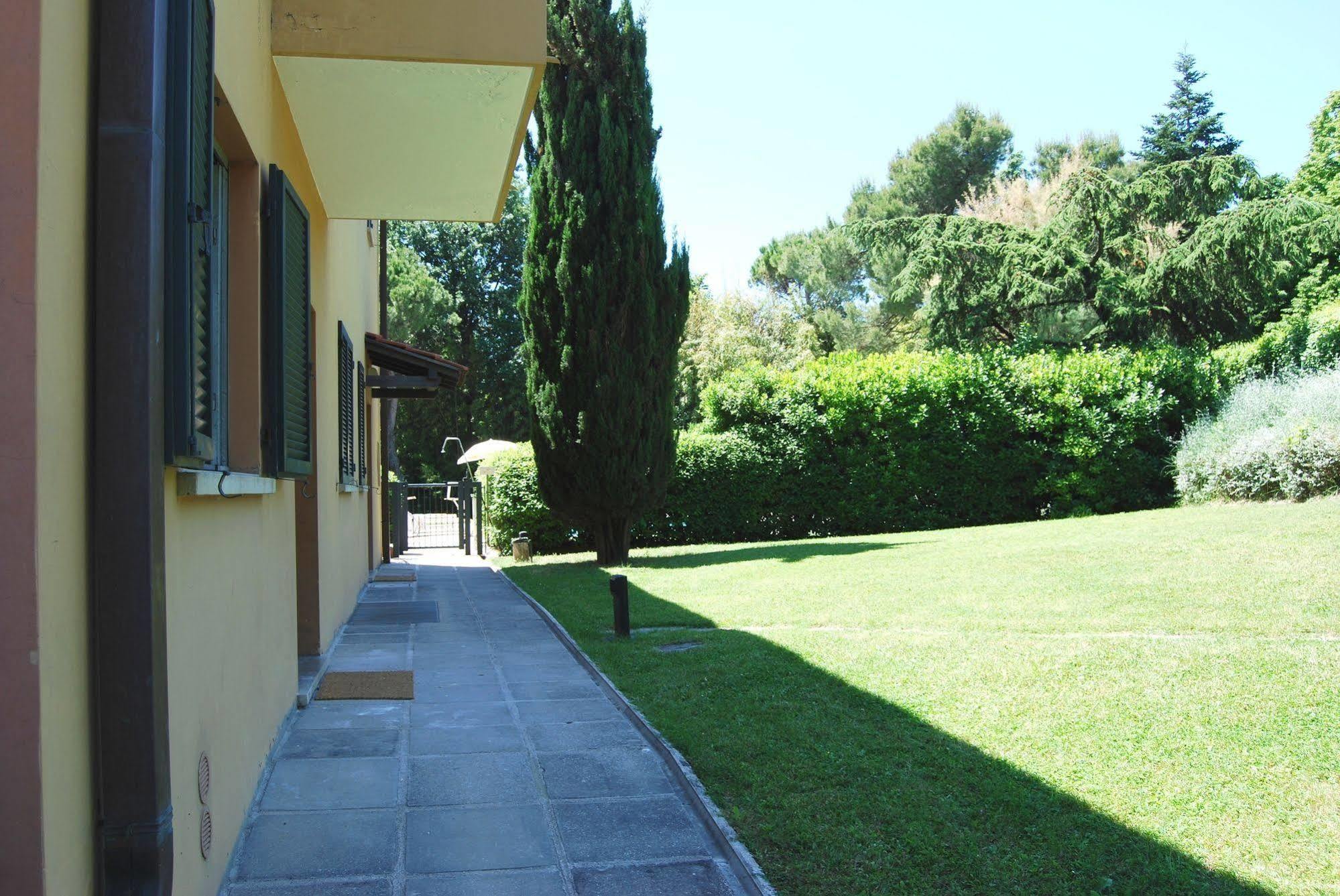 Residenze Al Colle Dei Pini Aparthotel Riccione Luaran gambar