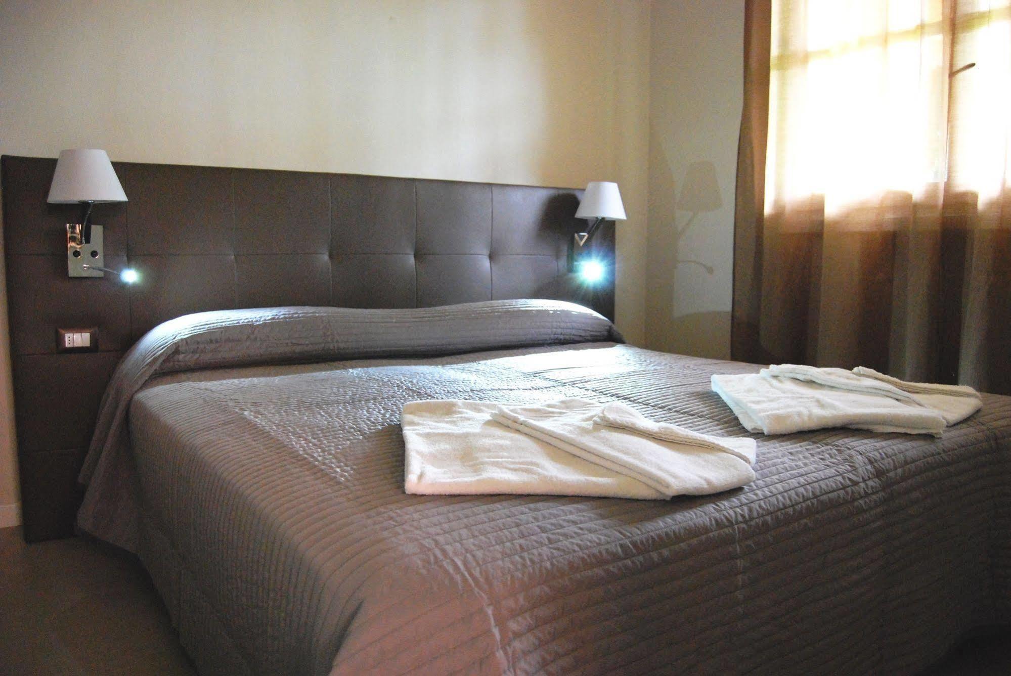 Residenze Al Colle Dei Pini Aparthotel Riccione Luaran gambar