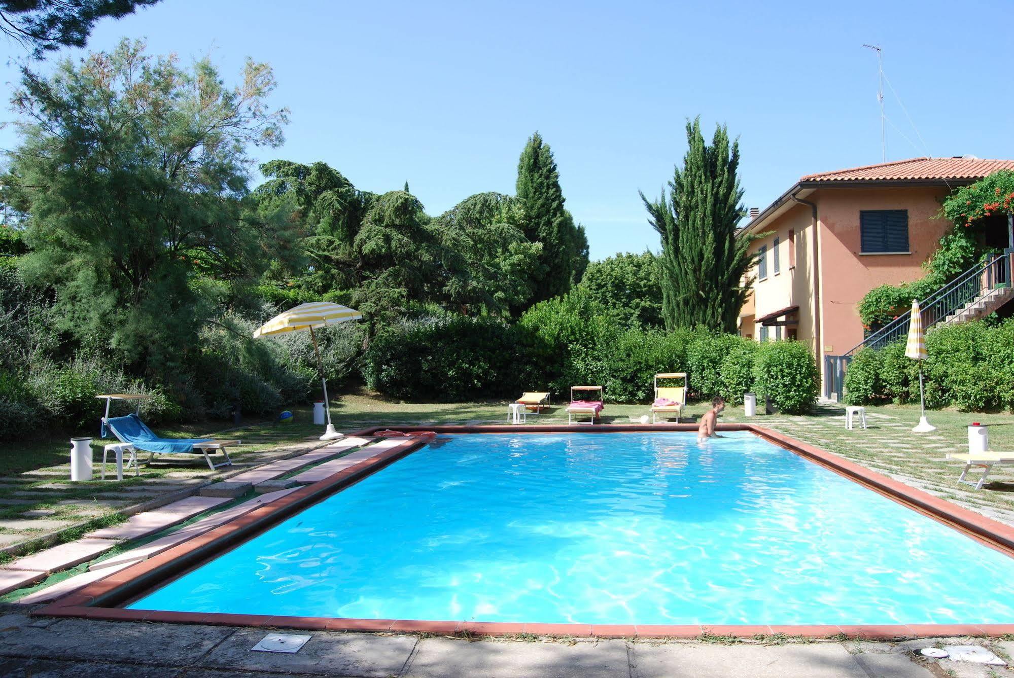 Residenze Al Colle Dei Pini Aparthotel Riccione Luaran gambar